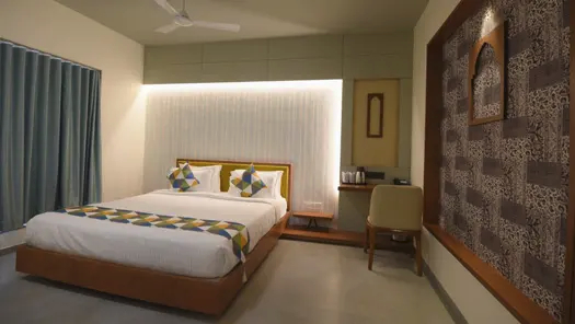 hotel-the-pramukh-delux-room